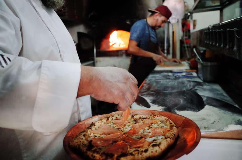 pizzaiollo-making-pizza